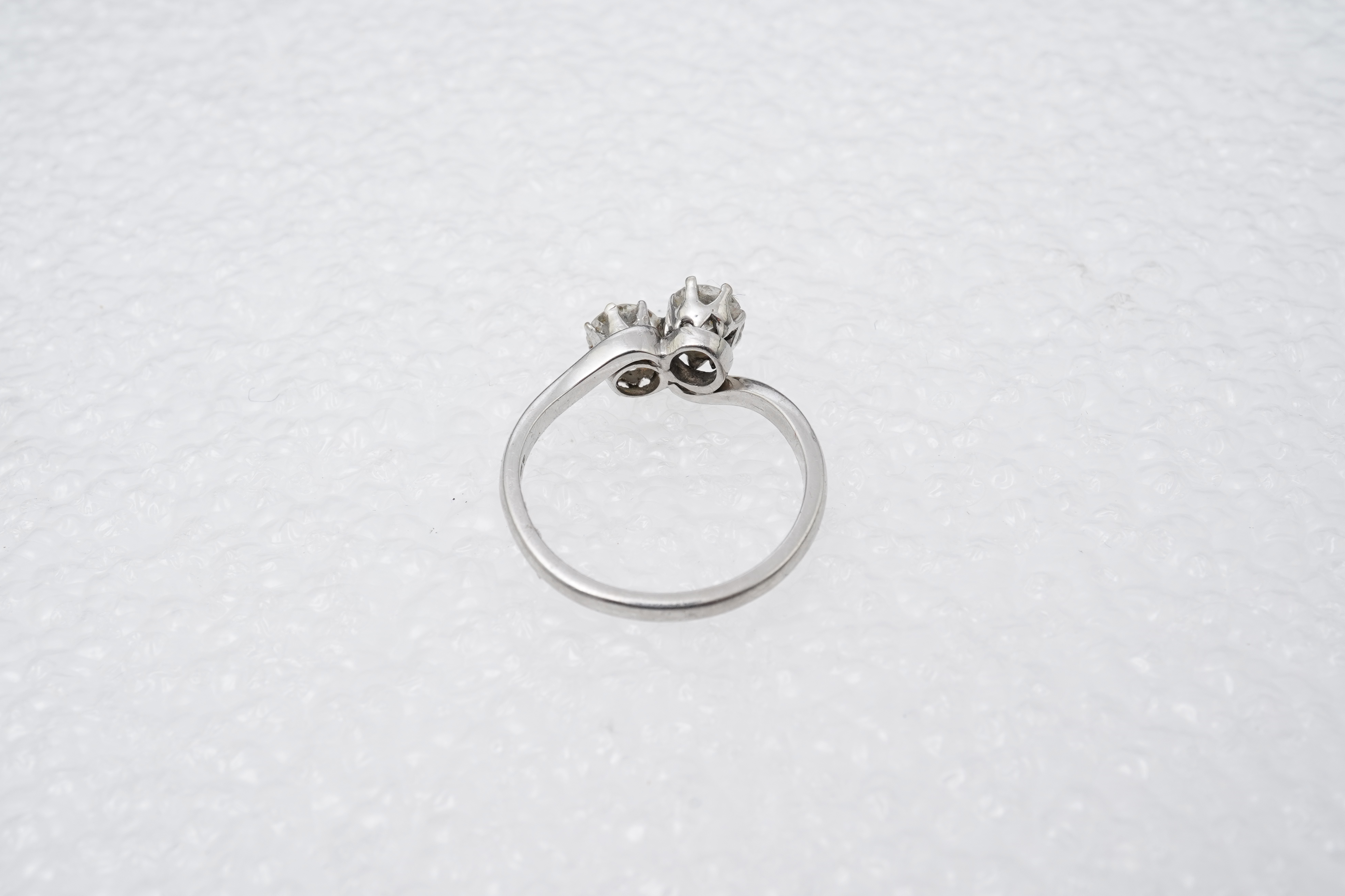 A diamond 'toi-et-moi' ring, early 20th century